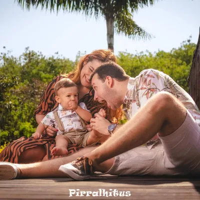 Família brincando com bebê em ensaio fotográfico pré-aniversário ao ar livre, Pirralhitus Fotografia Infantil no Rio de Janeiro