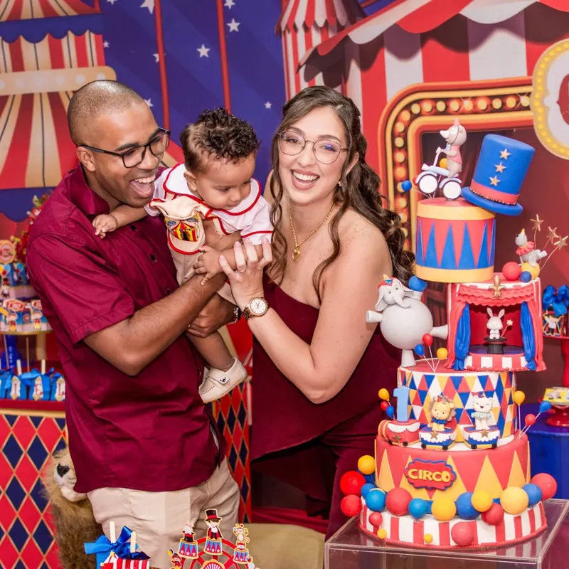 Fotografia de festa infantil no Rio de Janeiro: família com bebê em aniversário tema circo, fotógrafo Pirralhitus RJ
