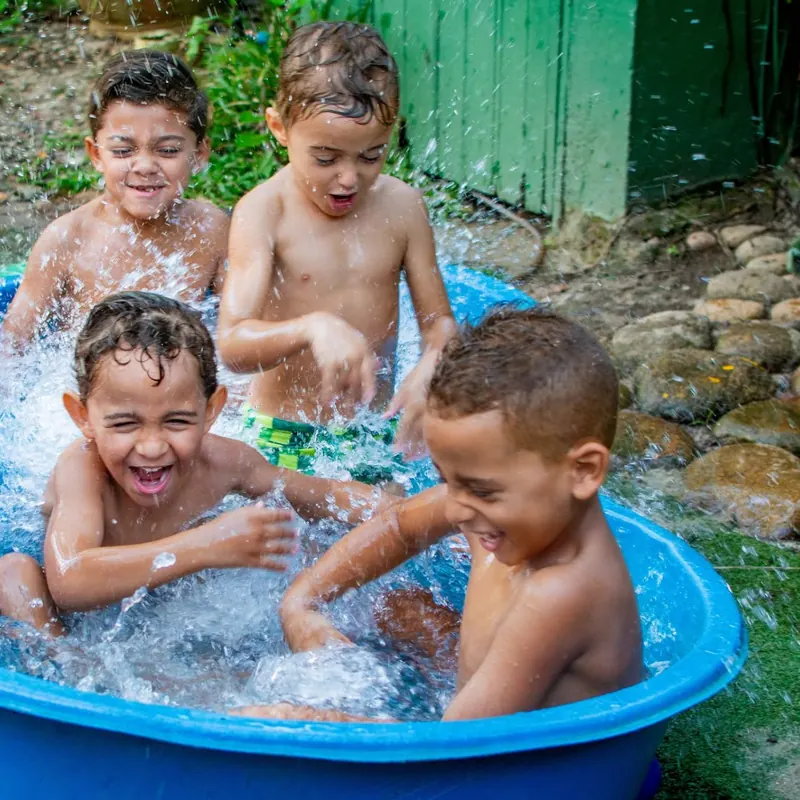 Fotógrafo de festa infantil RJ: crianças brincando na piscina em aniversário, cobertura fotográfica na Barra da Tijuca e Jacarepaguá