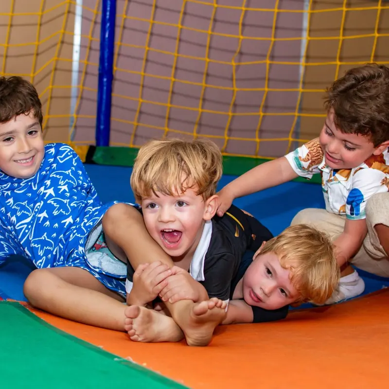 Fotografia espontânea de festa infantil no Rio de Janeiro: meninos brincando no pula-pula em aniversário, fotógrafo Pirralhitus