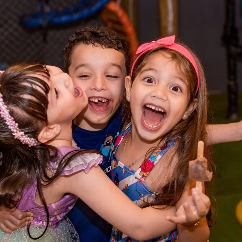 Fotógrafo de festa infantil no Rio de Janeiro: crianças se divertindo em aniversário, registro espontâneo Pirralhitus