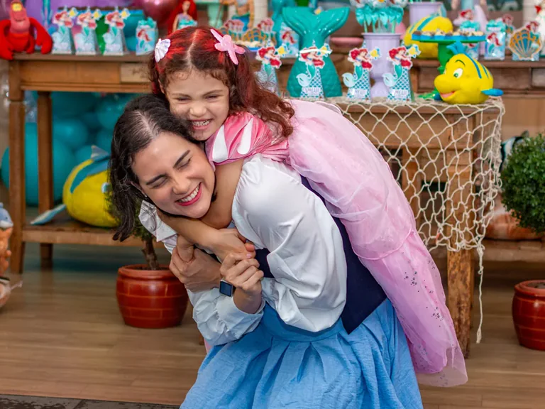 Fotografia afetiva de festa infantil no Rio de Janeiro, Pirralhitus Fotografia afetiva de festa infantil no Rio de Janeiro: mãe e filha se abraçando em aniversário tema Pequena Sereia, Pirralhitus